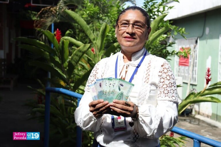 Servidores públicos reciben su salario con el 4 por ciento