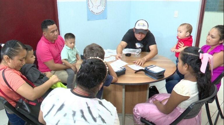 Cuatro niños reciben prótesis auditivas