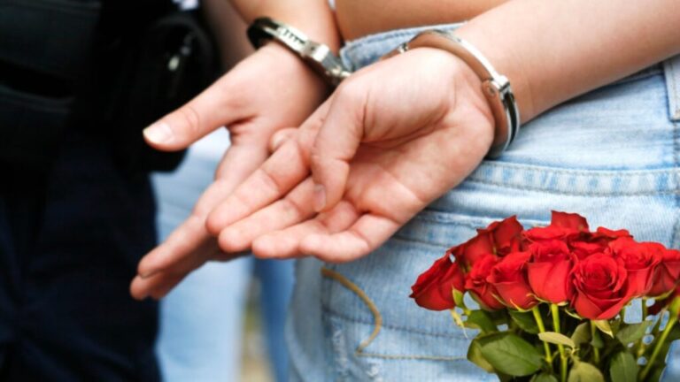 Fingen “cita romántica” para arrestar a una mujer