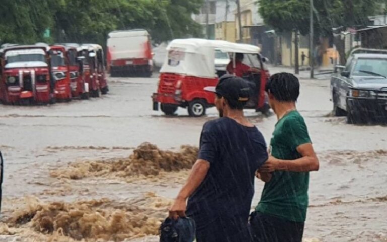 Bomberos instan a no salir si las lluvias están fuertes
