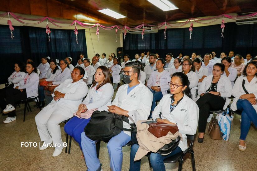 Realizan simposio para la atención del cáncer de mama