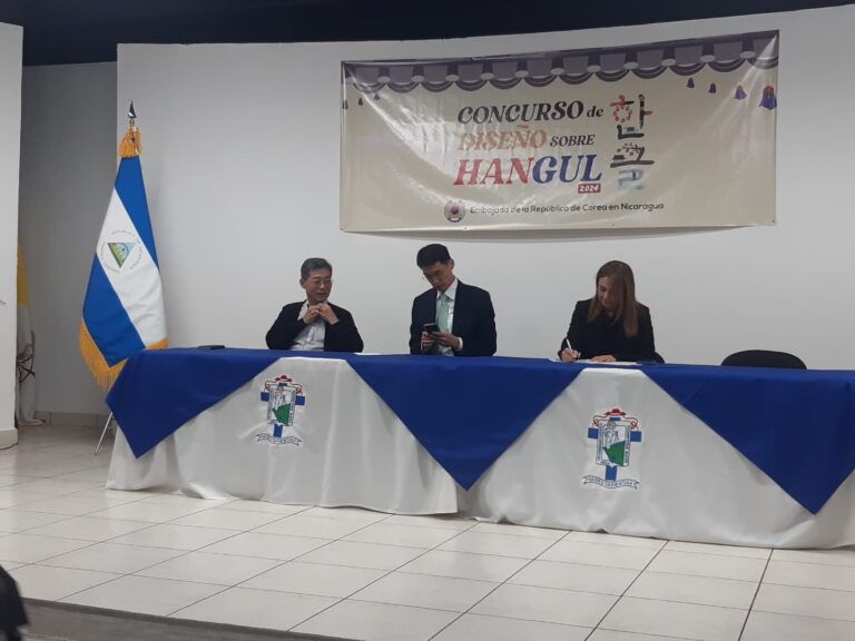 Premian a ganadores del concurso de diseño sobre Hangul