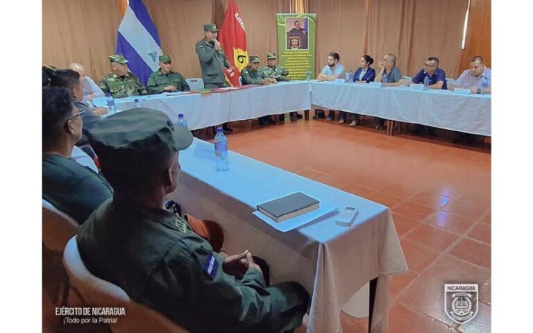 Ejército de Nicaragua en reunión con gerentes de empresas exportadoras de café
