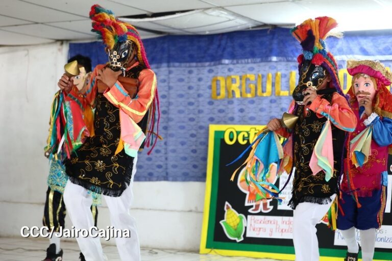 Estudiantes conmemoran Día de la Resistencia Indígena