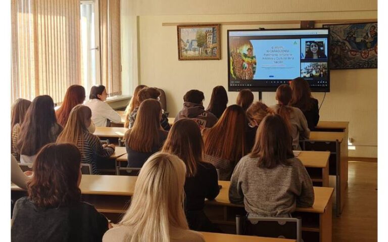 Compartimos todo sobre nuestros huipiles con estudiantes de Minsk