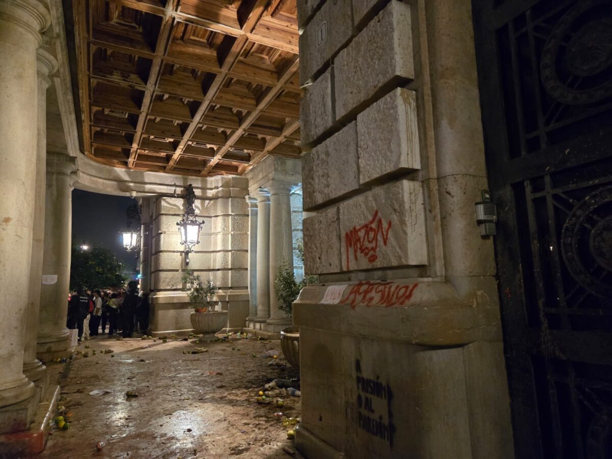 Policía y manifestantes se enfrentan en Valencia