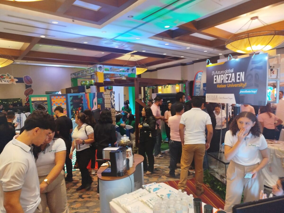 Realizan II Feria de Emprendimientos universitario