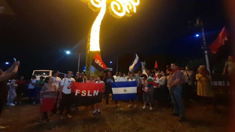 Nejapa iluminada con nuevo árbol de la vida