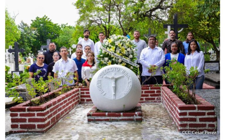 Funcionarios de Cancillería visitan tumba del Padre Miguel D´Escoto Brockmann