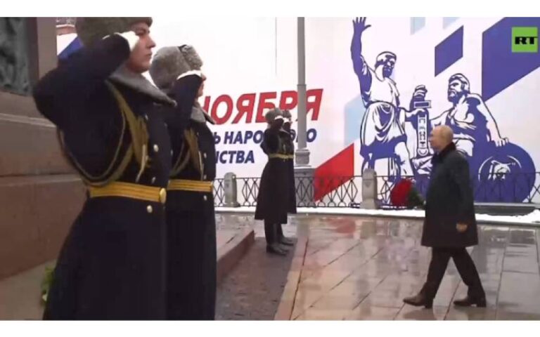 Putin rinde homenaje a héroes rusos en el Día de la Unidad Nacional 