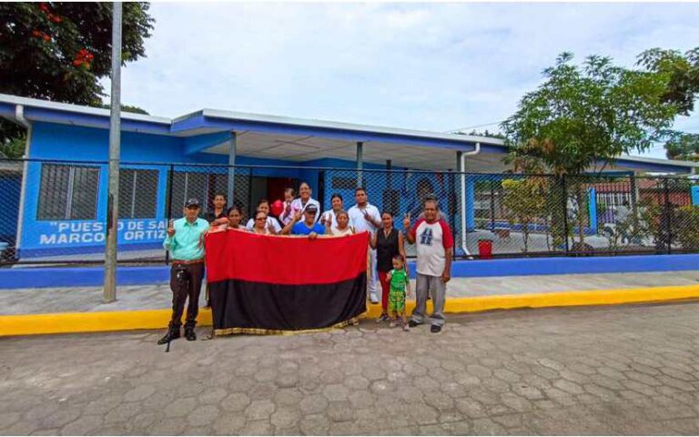 Familias del barrio Jardines de la Barranca de Masaya reciben puesto de salud mejorado