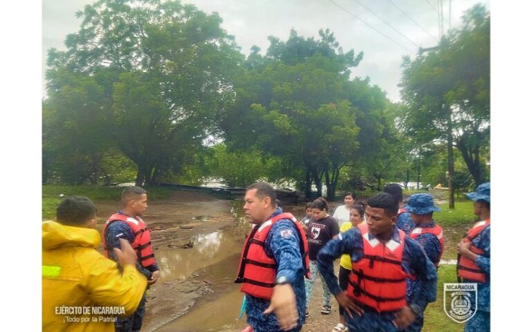 Ejército de Nicaragua realiza evacuación de familias de la comunidad El Tamarindo como medida de prevención
