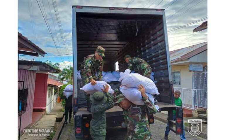 Destacamento Militar Sur en descargue de paquetes alimenticios en San Carlos, Río San Juan