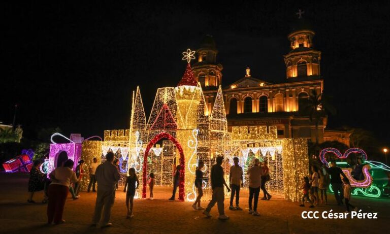 Plaza de la Revolución luce coloridos adornos navideños