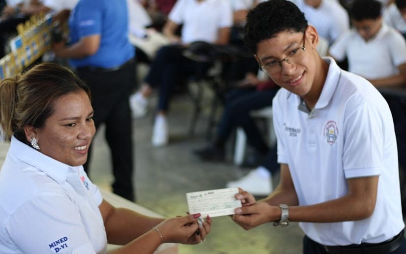 Entregan bono presidencial a bachilleres de Managua