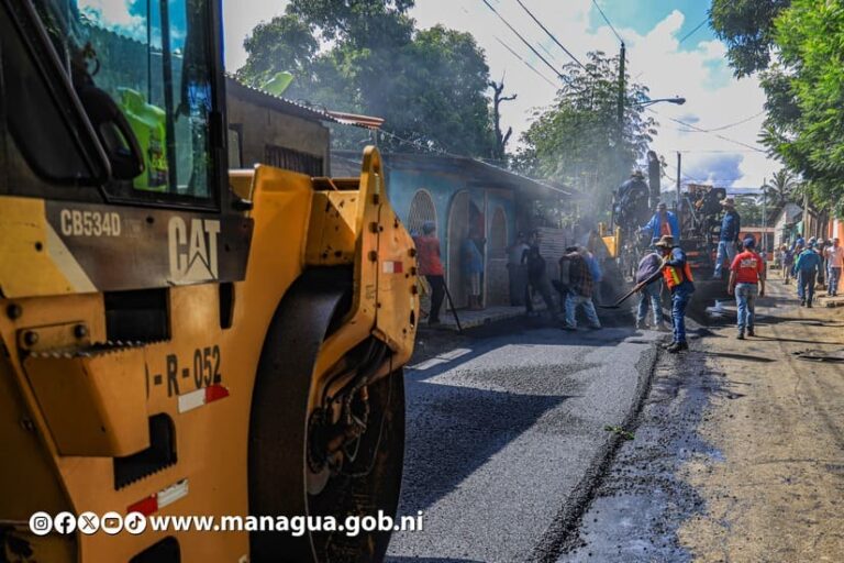 Avanza calles pavimentadas en barrio Canadá