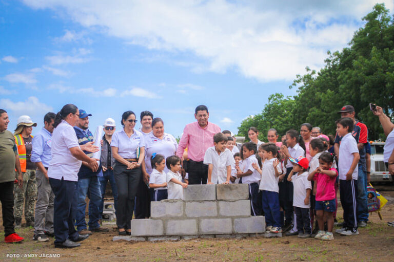 Construyen un centro escolar en Villa Esperanza