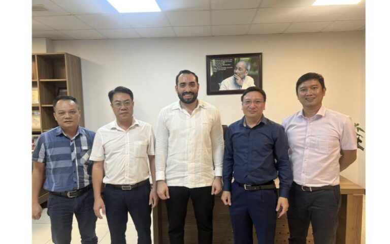 Embajador de Nicaragua en Vietnam en el Instituto del Tabaco-VINATABA