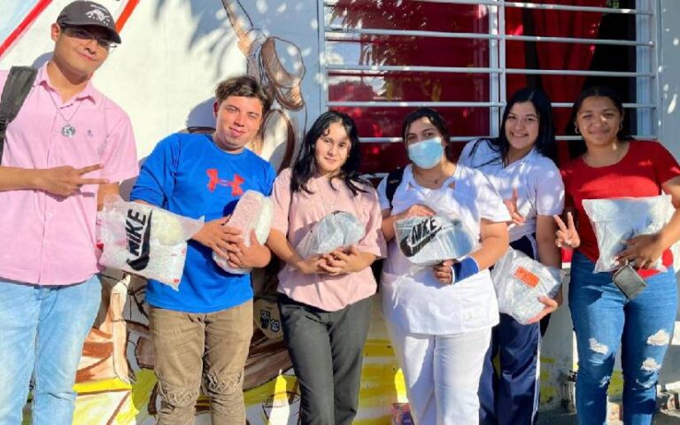 Reporte Fotográfico: Entrega de Paquetes con Artículos Varios