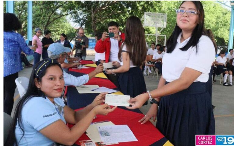 Gobierno entrega bono a 64 mil bachilleres