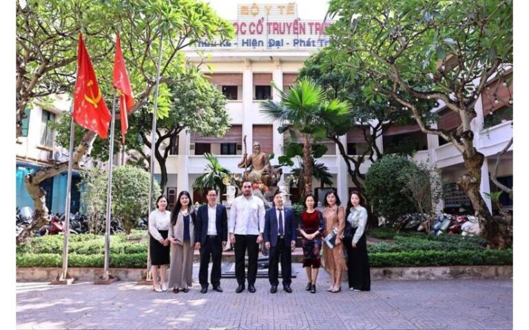 Embajador de Nicaragua realiza recorrido en el Hospital Nacional de Medicina Tradicional de Vietnam