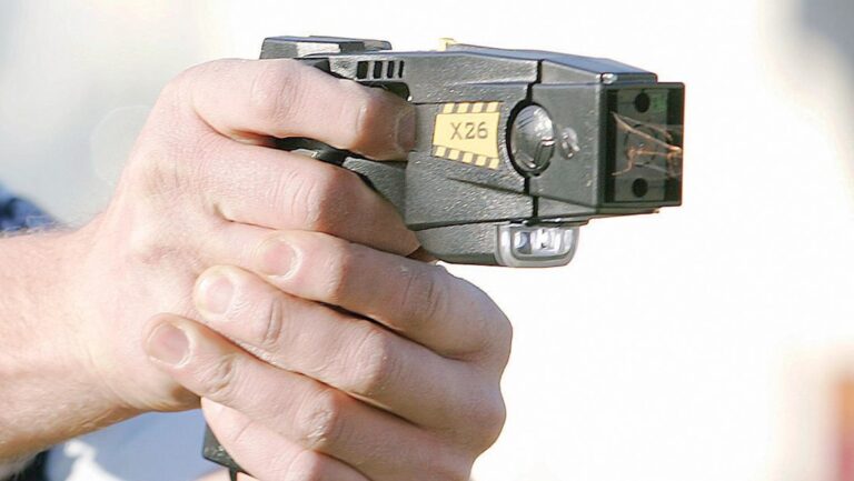 Policía electrocuta a una anciana de 95 años y muere