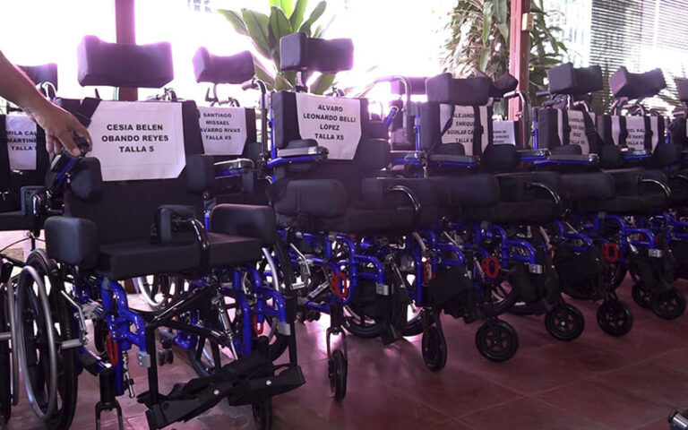 Entregan sillas de ruedas y medios auxiliares