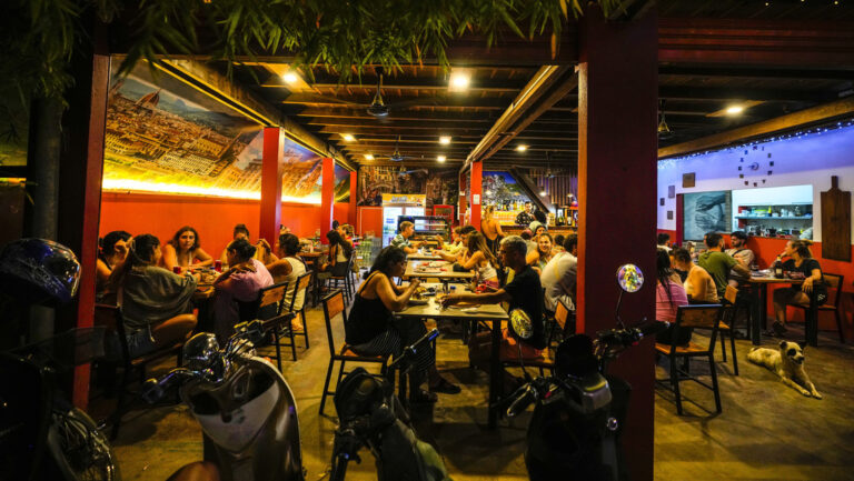 Turistas mueren por posible intoxicación con alcohol adulterado