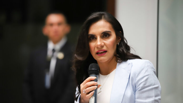 Ecuador suspende temporalmente a la vicepresidenta Abad