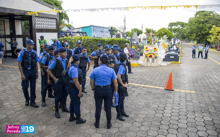 Policía Nacional garantiza seguridad en todos los cementerios