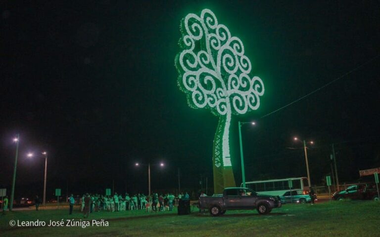 Inauguran un Árbol de la Vida en la Rotonda del Aeropuerto