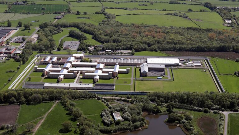 Reos reciben droga en una cárcel sorprendente