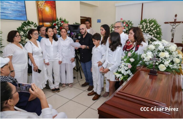 Orden de la Independencia es entregada a Maira Reyes