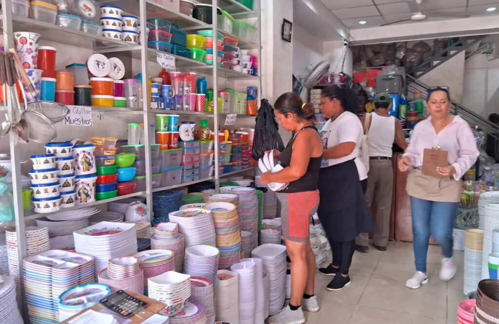 Comerciantes del Mercado Oriental, se encuentran abastecidos de productos para celebrar las tradicionales Purísimas a la Concepción de María.