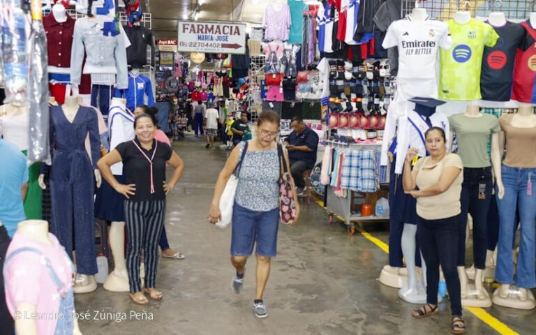 Todo para navidad en el mercado Roberto Huembes