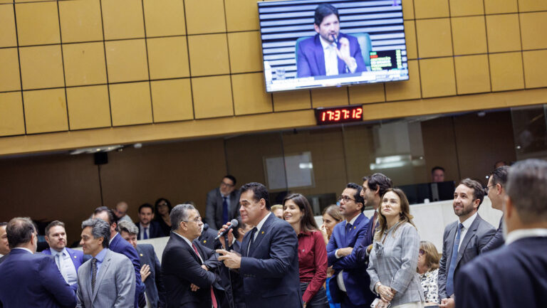 Brasil aprobó ley que prohíbe uso de celulares a estudiantes