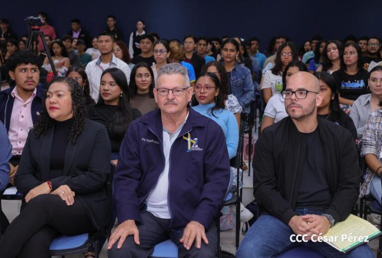 Estudiantes de comunicación participan en Taller de Oratoria