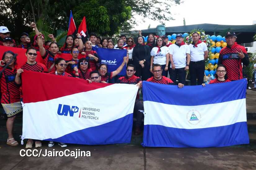En homenaje al 80 aniversario del natalicio de Casimiro Sotelo Montenegro, la comunidad universitaria realizó una serenata.