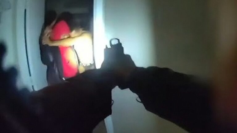 Un hombre es asesinado en su casa por un Policía