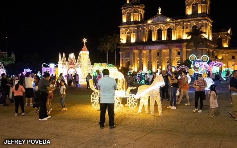 Familias disfrutan la Magia Navideña en Avenida Bolívar a Chávez
