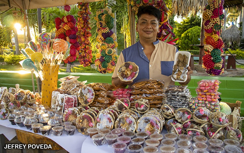 Como parte de las actividades decembrinas, se llevó a cabo la Feria de las Cajetas en el Puerto Salvador Allende.