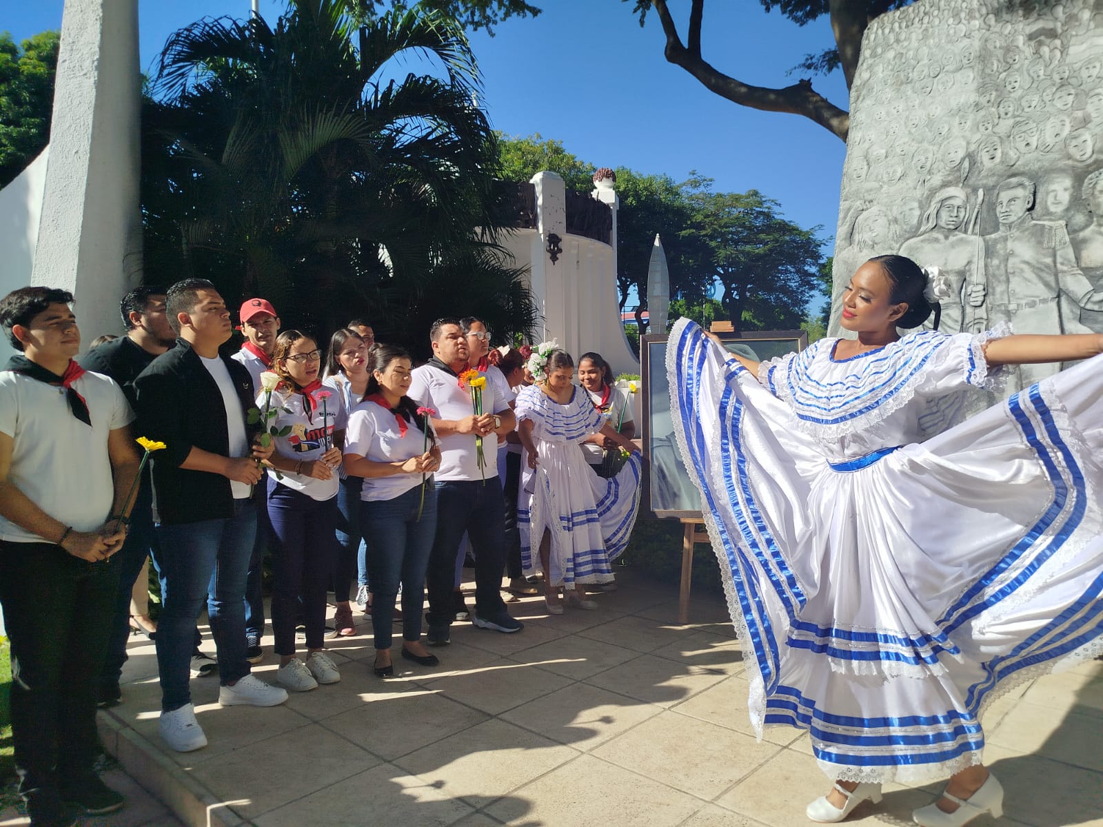 Miembros de la Juventud Sandinista 19 de Julio de Nicaragua, rindieron homenaje al Comandante Fidel Castro, en el aniversario de su tránsito a la inmortalidad.