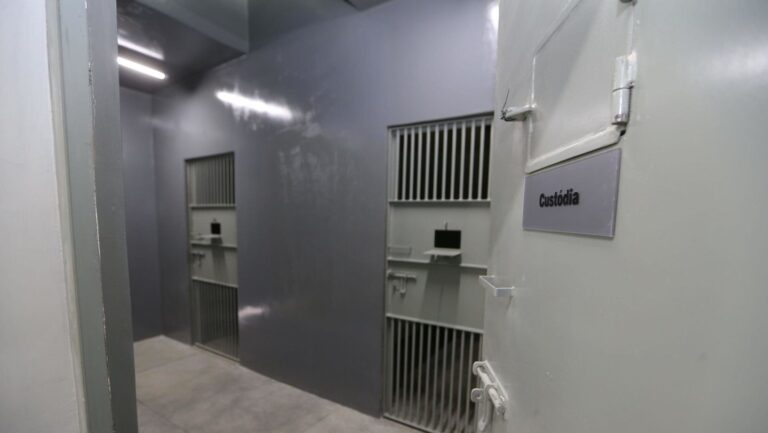 Dos prisioneros logran concebir a una hija sin haberse visto