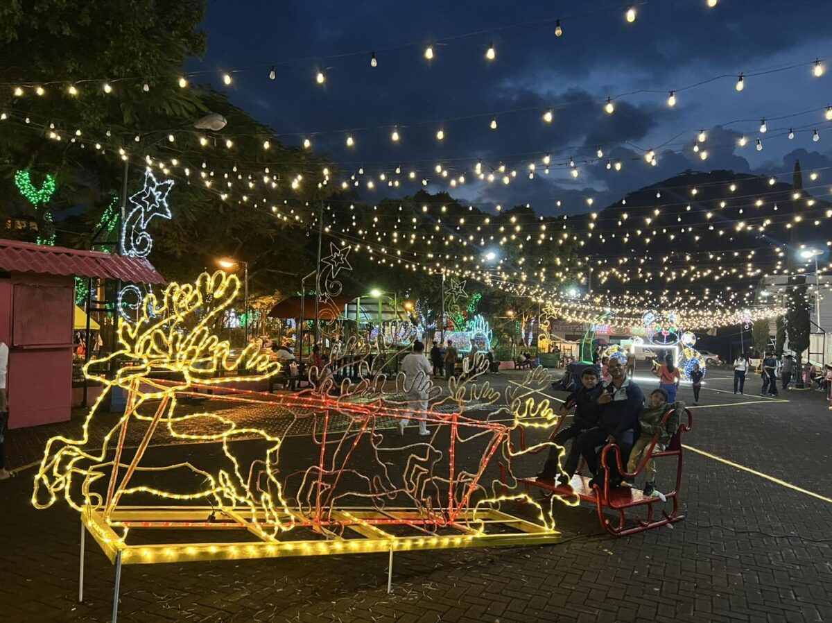 Los aires de diciembre ya se sienten en Matagalpa, donde las familias celebraron la llegada de Navidad, con el encendido de luces.