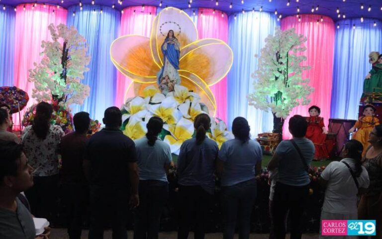 Altares a la Purísima engalanan la Avenida de Bolívar a Chávez