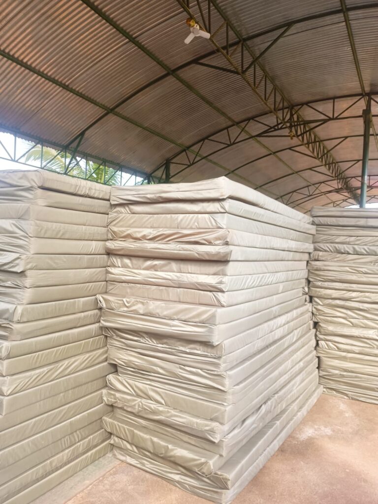 Entregan colchonetas al Estadio Duncan Campbell