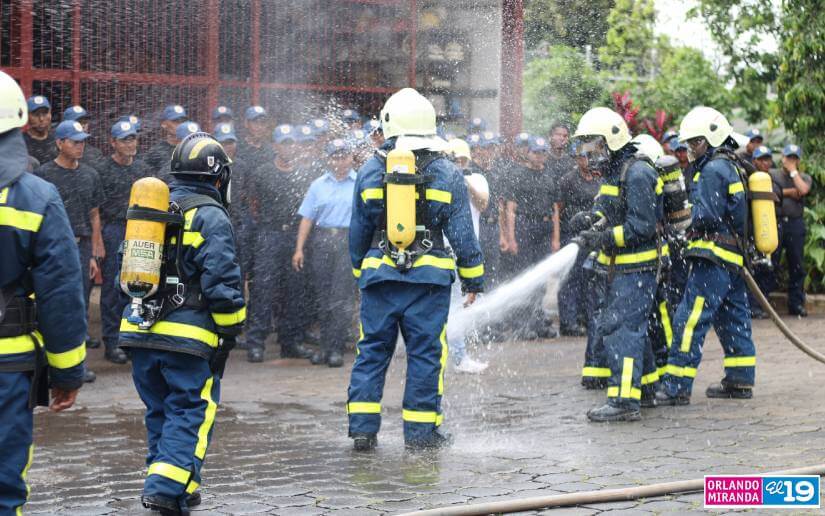 Los Bomberos Unidos realizaron un ejercicio demostrativo de control de fuga de gas licuado de petróleo en la Academia Nacional.