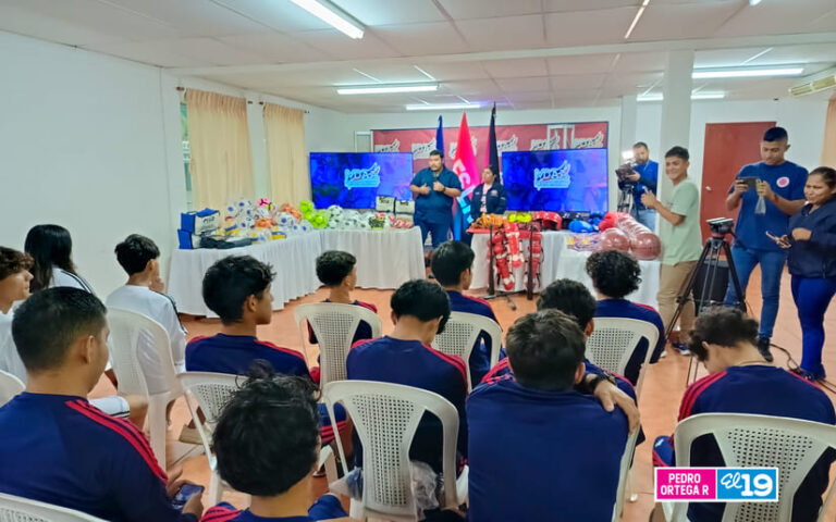 MDAA entrega material deportivo