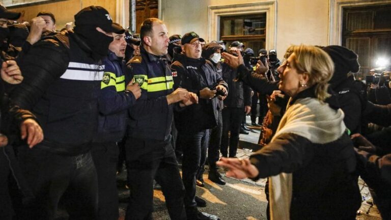 Manifestantes dañan puerta del Parlamento en Georgia