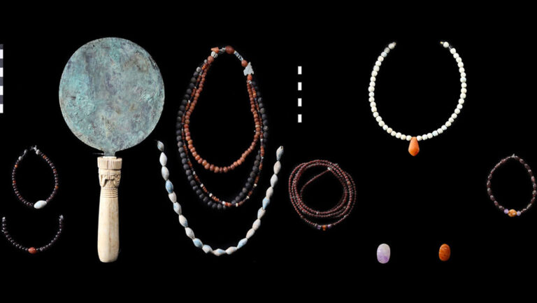 Encuentran una colección de objetos únicos en unos ataúdes